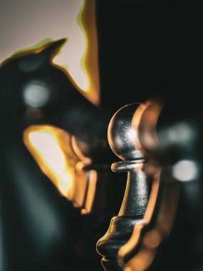 Bulanık arkaplanlı satranç tahtası oyunu ile iş oyunu rekabetçi stratejisi