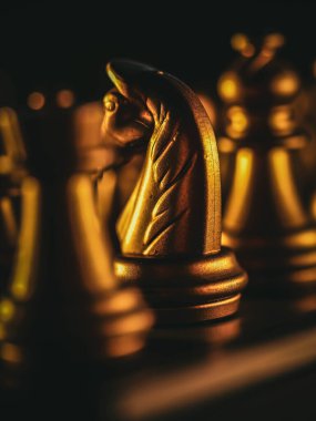 Bulanık arkaplanlı satranç tahtası oyunu ile iş oyunu rekabetçi stratejisi