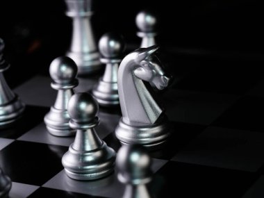 Bulanık arkaplanlı satranç tahtası oyunu ile iş oyunu rekabetçi stratejisi