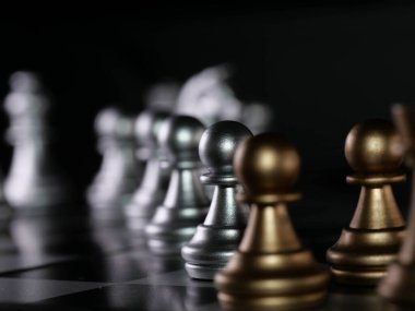 Bulanık arkaplanlı satranç tahtası oyunu ile iş oyunu rekabetçi stratejisi