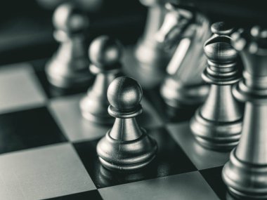 Bulanık arkaplanlı satranç tahtası oyunu ile iş oyunu rekabetçi stratejisi