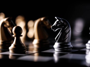 Bulanık arkaplanlı satranç tahtası oyunu ile iş oyunu rekabetçi stratejisi