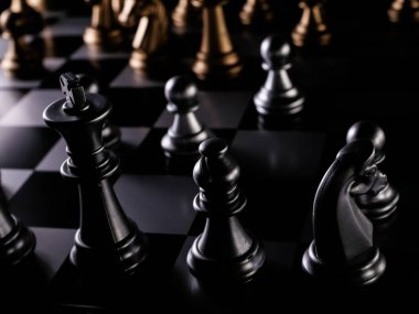 Bulanık arkaplanlı satranç tahtası oyunu ile iş oyunu rekabetçi stratejisi