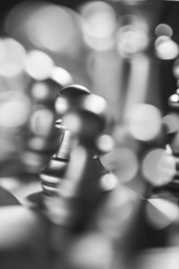 Bulanık arkaplanlı satranç tahtası oyunu ile iş oyunu rekabetçi stratejisi