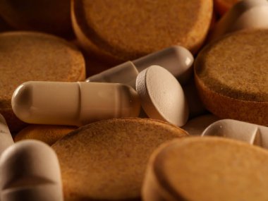 Eczacılık antibiyotik hapları. Beyaz arka plan kapsül haplarına renkli antibakteriyel haplar.