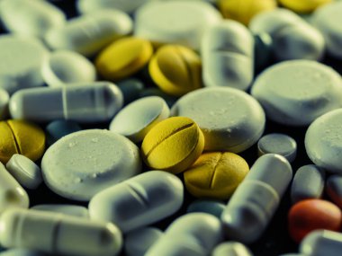 Eczacılık antibiyotik hapları. Beyaz arka plan kapsül haplarına renkli antibakteriyel haplar.