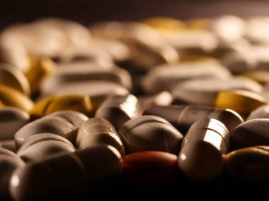 Eczacılık antibiyotik hapları. Beyaz arka plan kapsül haplarına renkli antibakteriyel haplar.