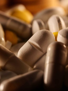 Eczacılık antibiyotik hapları. Beyaz arka plan kapsül haplarına renkli antibakteriyel haplar.