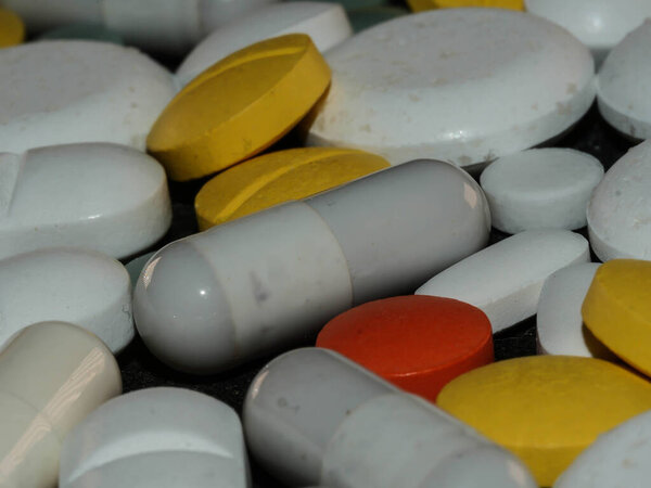 Фармацевтические антибиотики таблетки лекарства красочные антибактериальные таблетки на белом фоне капсулы таблетки медицины