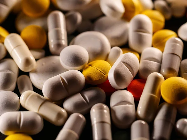 Eczacılık antibiyotik hapları. Beyaz arka plan kapsül haplarına renkli antibakteriyel haplar.