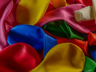 Renkli balon şişmemiş. Düz görüş. Gelecekteki tatil kavramı