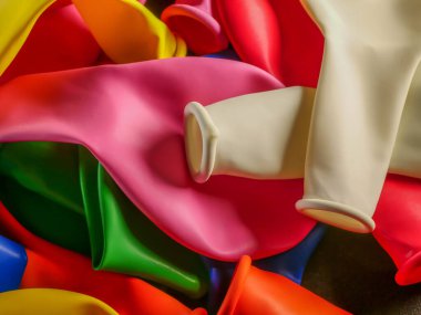 Renkli balon şişmemiş. Düz görüş. Gelecekteki tatil kavramı