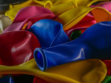 Renkli balon şişmemiş. Düz görüş. Gelecekteki tatil kavramı