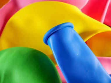 Renkli balon şişmemiş. Düz görüş. Gelecekteki tatil kavramı