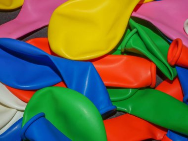 Renkli balon şişmemiş. Düz görüş. Gelecekteki tatil kavramı