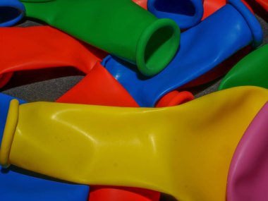 Renkli balon şişmemiş. Düz görüş. Gelecekteki tatil kavramı