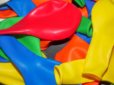 Renkli balon şişmemiş. Düz görüş. Gelecekteki tatil kavramı