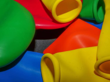 Renkli balon şişmemiş. Düz görüş. Gelecekteki tatil kavramı