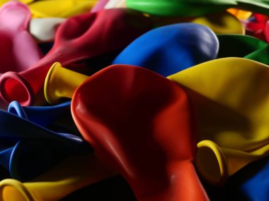 Renkli balon şişmemiş. Düz görüş. Gelecekteki tatil kavramı