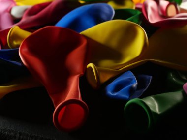 Renkli balon şişmemiş. Düz görüş. Gelecekteki tatil kavramı