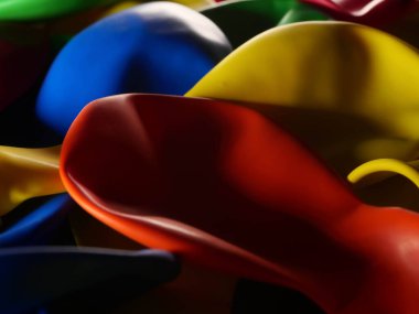 Renkli balon şişmemiş. Düz görüş. Gelecekteki tatil kavramı