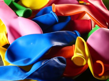 Renkli balon şişmemiş. Düz görüş. Gelecekteki tatil kavramı