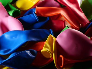 Renkli balon şişmemiş. Düz görüş. Gelecekteki tatil kavramı