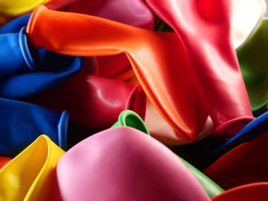 Renkli balon şişmemiş. Düz görüş. Gelecekteki tatil kavramı