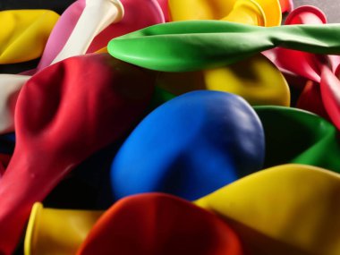 Renkli balon şişmemiş. Düz görüş. Gelecekteki tatil kavramı