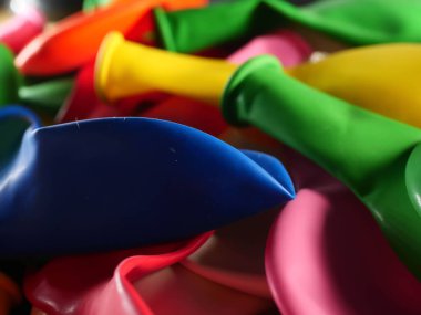 Renkli balon şişmemiş. Düz görüş. Gelecekteki tatil kavramı