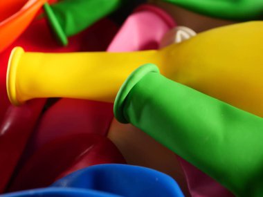 Renkli balon şişmemiş. Düz görüş. Gelecekteki tatil kavramı