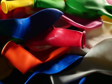 Renkli balon şişmemiş. Düz görüş. Gelecekteki tatil kavramı