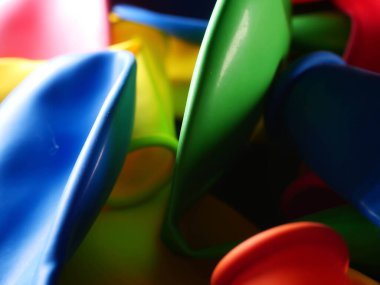 Renkli balon şişmemiş. Düz görüş. Gelecekteki tatil kavramı