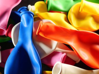 Renkli balon şişmemiş. Düz görüş. Gelecekteki tatil kavramı