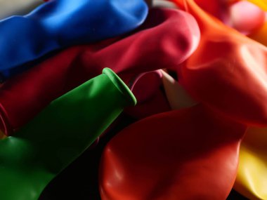 Renkli balon şişmemiş. Düz görüş. Gelecekteki tatil kavramı