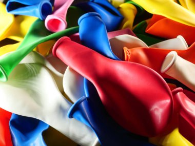 Renkli balon şişmemiş. Düz görüş. Gelecekteki tatil kavramı