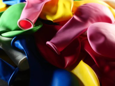 Renkli balon şişmemiş. Düz görüş. Gelecekteki tatil kavramı