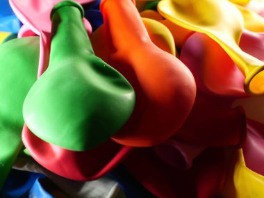 Renkli balon şişmemiş. Düz görüş. Gelecekteki tatil kavramı