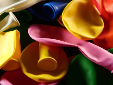 Renkli balon şişmemiş. Düz görüş. Gelecekteki tatil kavramı