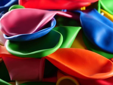 Renkli balon şişmemiş. Düz görüş. Gelecekteki tatil kavramı