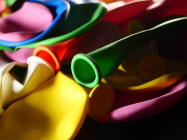 Renkli balon şişmemiş. Düz görüş. Gelecekteki tatil kavramı