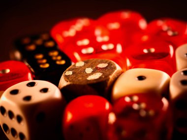 Klasik arka planda kumar zarları