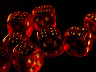 Siyah arka planda kırmızı kumar zarları