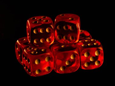 Siyah arka planda kırmızı kumar zarları