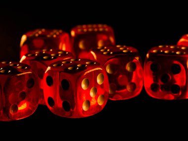 Siyah arka planda kırmızı kumar zarları