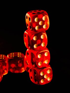 Siyah arka planda kırmızı kumar zarları