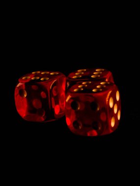 Siyah arka planda kırmızı kumar zarları