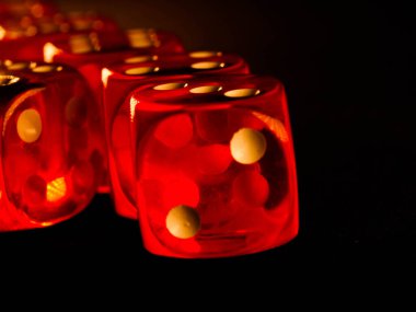 Siyah arka planda kırmızı kumar zarları