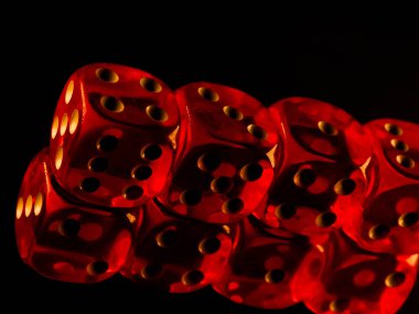 Siyah arka planda kırmızı kumar zarları