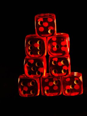 Siyah arka planda kırmızı kumar zarları